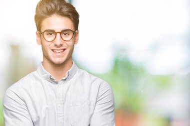 Genç yakışıklı adam gözlük izole üzerine gülen alma veya jest vererek birlikte el avuç içi ile arka plan. Ayrı tutma ve koruma