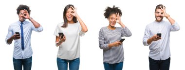 Mutlu yüz el parmaklarının arasından seyir göz üzerinde ok işaretiyle yapıyor gülümseyen izole arka plan üzerinde smartphone kullanarak ileti gönderme insanlar manifatura kolaj