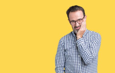 Yakışıklı orta yaş zarif üst düzey iş adamı gözlüklü düşünme izole arka plan bakmaktan yorgun ve sıkılmış çapraz silah depresyon sorunları ile.