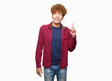 Genç yakışıklı öğrenci afro saçlı ceket işaret eden bir parmağa başarılı fikirle giyiyor. Çıktıktan ve mutlu. Bir numara.