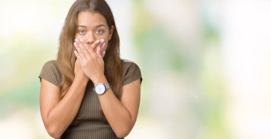 Genç güzel esmer kadın izole arka plan ağız hata için elleriyle kapsayan şok yüzünden. Gizli kavramı.