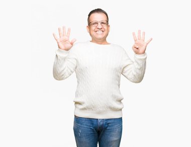 Orta yaş Arap adam gözlüklü üzerinde gösterilen arka plan izole ve parmakları ile işaret numara 9 kendinden emin ve mutlu gülümseyerek süre.