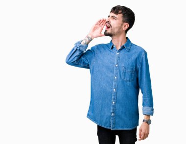 Yakışıklı delikanlı bağırarak ve ağzı üzerinde el ile yan için çığlık izole arka plan üzerinde. İletişim kavramı.