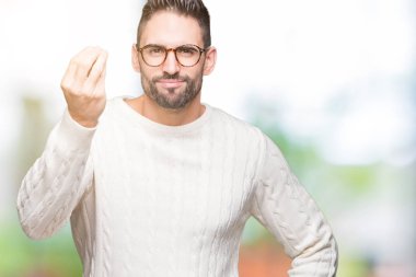 Genç yakışıklı adam gözlük izole arka yapıyor İtalyan üzerinde el ve parmak emin ifadeyle jest