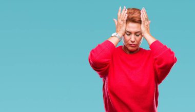 Çünkü çaresiz ve stresli baş ağrısı acı izole arka plan üzerinde kış kazak giyen Atrractive üst düzey beyaz Kızıl saçlı kadın ağrı ve migren. Ellerini kafasına.