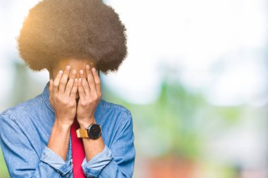 Üzgün ifade yüz eller ile ağlayarak süre kapsayan ile gözlük ve kırmızı kravat giyen afro saçlı genç Afrika kökenli Amerikalı iş adamı. Depresyon kavramı.