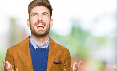 Genç yakışıklı iş adam çılgın ve kızgın bağırarak ve agresif ifade ve silah kaldırdı bağırıyordu. Hayal kırıklığı kavramı.