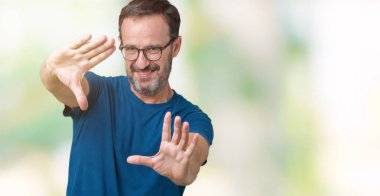 Çerçeve kullanarak el avuç içi ve parmaklar, kamera perspektif yapıyor gülen nedir yakışıklı orta yaş ağarmış komuta sizde gözlük izole üzerinde arka plan