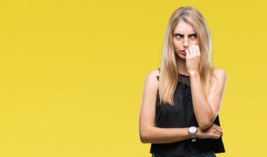 Genç güzel sarışın ve mavi gözlü kadın yüzünden stresli ve gergin elle çivi ısırma ağzına bakarak izole arka plan. Anksiyete sorunu.