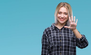 Genç Sarışın kadın gösterilen ve parmakları ile işaret izole arka plan yüzünden kendinden emin ve mutlu gülümseyerek süre beş numara.