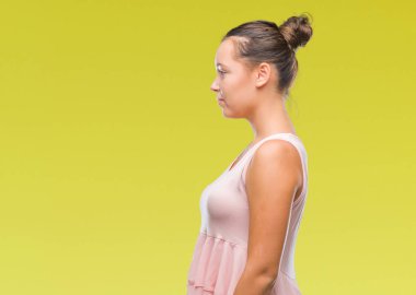 İzole arka tarafına, arayan genç beyaz güzel kadın dinlenmek doğal yüz emin gülümseme ile pozuyla profili.