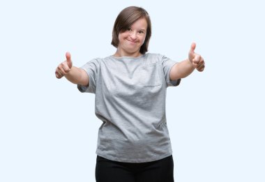 Genç Yetişkin kadın el ile pozitif jest yapıyor onaylama izole arka plan üzerinde down sendromlu başparmak gülümseyen ve başarı için mutlu. Kamera, kazanan jest arıyorsunuz.