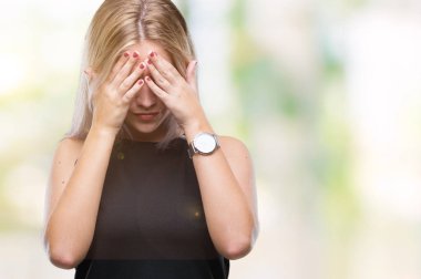 Genç Sarışın kadın ağlayarak süre elleriyle yüzünü kapsayan üzgün ifade ile izole arka plan yüzünden. Depresyon kavramı.