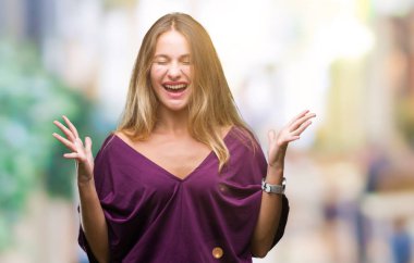 Genç güzel sarışın zarif kadın deli ve silah ile başarı için deli kutluyor izole arka plan üzerinde kaldırdı ve heyecanlı çığlık gözler kapalı. Kazanan kavramı