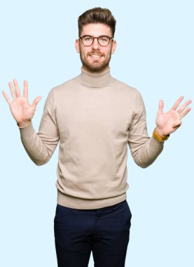 Gösterilen ve parmak dokuz ile gülümseyen ise kendinden emin ve mutlu yukarıyı gözlüklü genç yakışıklı iş adamı.