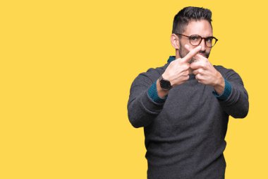 Eksi işareti yapıyor izole arka plan ret ifade geçiş parmakları üzerinde gözlüklü genç yakışıklı adam