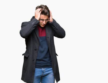 Genç yakışıklı zarif adam gözlüklü çünkü umutsuz ve stresli baş ağrısı acı izole arka plan üzerinde ağrı ve migren. Ellerini kafasına.