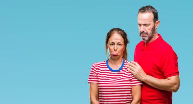 Orta yaş İspanyol çift izole arka plan üzerinde aşık depresif ve kızgın ve korkmuş ağlıyor sıkıntı için endişeleniyorum. Üzgün ifade.