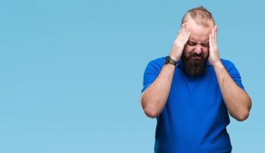 Çünkü üzerinde mavi gömlek giymiş genç beyaz hipster adam arka plan baş baş ağrısı için el ile izole stres. Migren muzdarip.