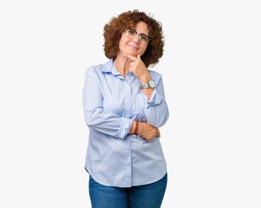 Güzel orta ager üst düzey businees kadın emin çapraz kollar ve çeneme kaldırdı el ile gülümseme ile kameraya bakarak izole arka plan üzerinde gözlük takıyorum. Pozitif düşünce.