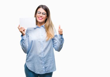Genç güzel işkadını izole arka plan üzerinde boş kartı ok işareti, başparmak ile parmak, mükemmel işareti yapıyor kocaman bir gülümseme ile mutlu holding