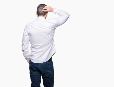 İzole arka plan geriye düşünme hakkında şüphe ile baş taraftan üzerinde gözlük takan genç yakışıklı iş adamı