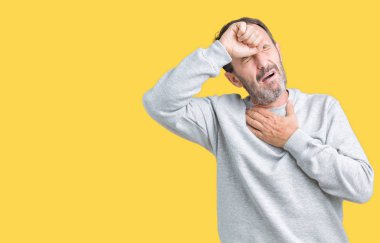 Yakışıklı orta yaş komuta sizde üzerinde bir kazak giyen izole arka plan hastalık ve ateş, grip ve soğuk, virüs hasta için alın dokunmadan