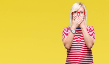 Genç güzel sarışın kadın üzerinde gözlük takan arka plan ağız hata için elleriyle kapsayan şok izole. Gizli kavramı.