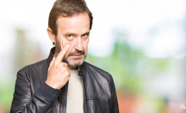 Siyah deri giyen orta yaş yakışıklı adam ceket işaret jest göz izlemek için şüpheli ifade