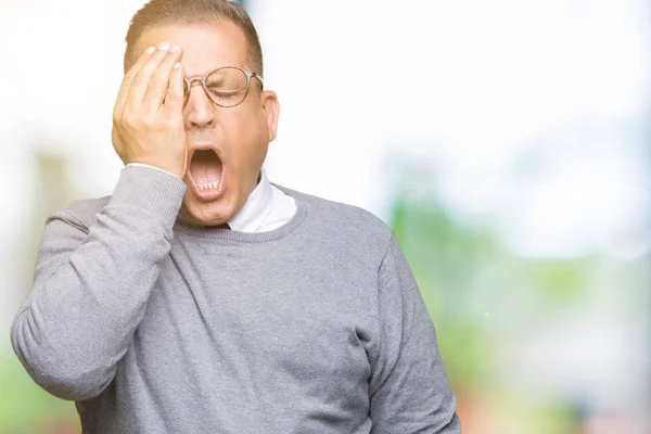 Középkorú Bussines Arab Férfi Szemüveg Elszigetelt Háttér Felett Yawning Fáradt — Stock Fotó