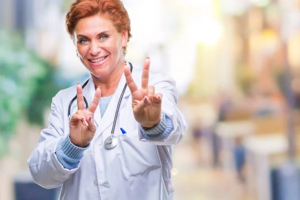 Senior Kaukaski Lekarz Kobieta Ubrana Uniform Medyczny Białym Tle Uśmiechnięty — Zdjęcie stockowe