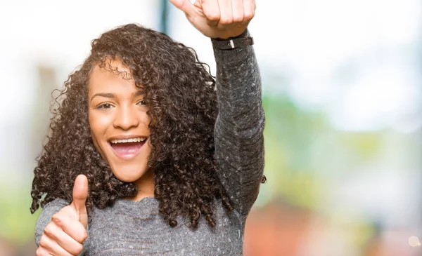 Ung Vacker Kvinna Med Lockigt Hår Iklädd Grå Tröja Godkänna — Stockfoto