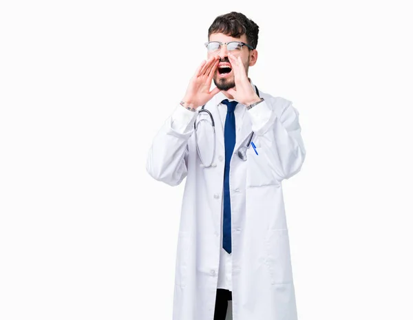 Joven Doctor Vistiendo Abrigo Hospital Sobre Fondo Aislado Gritando Enojado — Foto de Stock