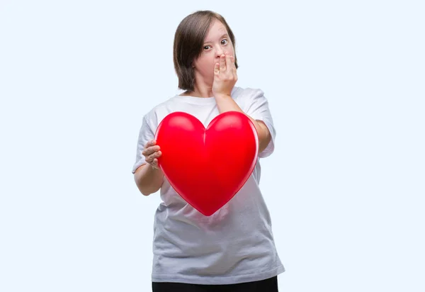 Junge Erwachsene Frau Mit Syndrom Hält Rotes Herz Über Isolierten — Stockfoto
