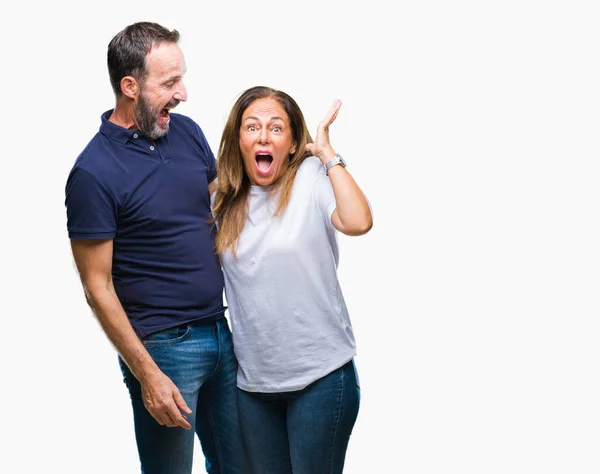 Casal Hispânico Meia Idade Sobre Fundo Isolado Celebrando Louco Espantado — Fotografia de Stock