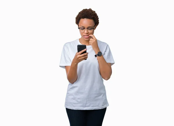 Jovem Afro Americana Usando Smartphone Sobre Fundo Isolado Rosto Sério — Fotografia de Stock