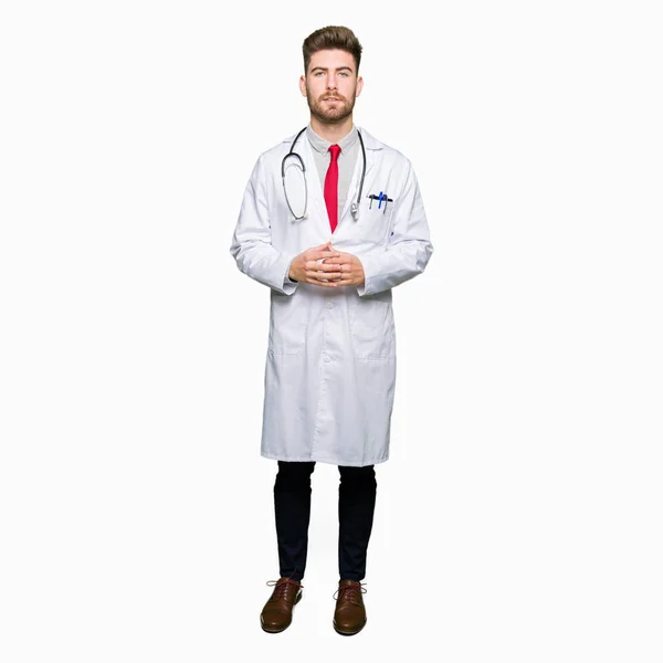 Fiatal Jóképű Orvos Ember Visel Orvosi Kabát Kezek Együtt Ujjak — Stock Fotó