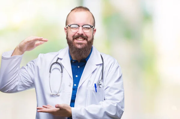 Joven Médico Caucásico Vestido Con Bata Blanca Médica Sobre Fondo —  Fotos de Stock