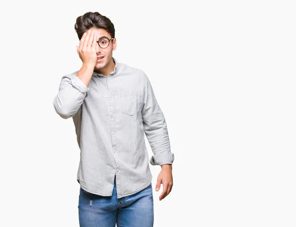Mladý Pohledný Muž Nosí Brýle Izolované Pozadí Zahrnující Jedno Oko — Stock fotografie