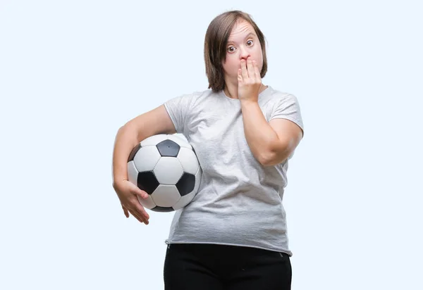 Junge Erwachsene Frau Mit Syndrom Hält Fußballball Über Isolierten Hintergrunddeckel — Stockfoto