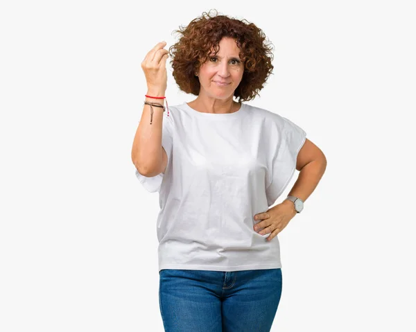 自信を持って式手と指でイタリアのジェスチャーを行う分離の背景に白い シャツを着て美しい中間エイガー年配の女性 — ストック写真
