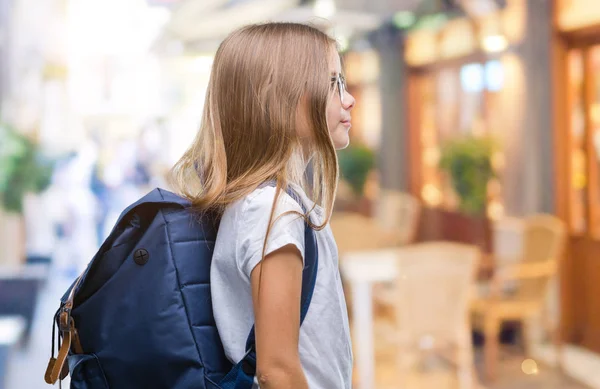 Νέοι Όμορφη Έξυπνος Μαθητής Κορίτσι Φορώντας Backpack Πέρα Από Απομονωμένο — Φωτογραφία Αρχείου
