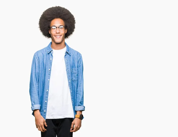Junger Afrikanisch Amerikanischer Mann Mit Afro Haaren Und Brille Mit — Stockfoto