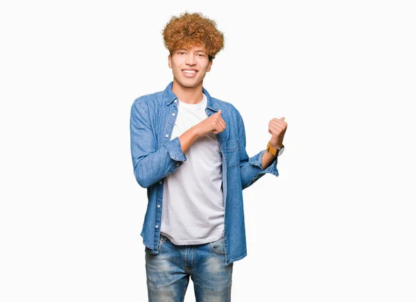 Jeune Homme Beau Avec Des Cheveux Afro Veste Denim Pointant — Photo