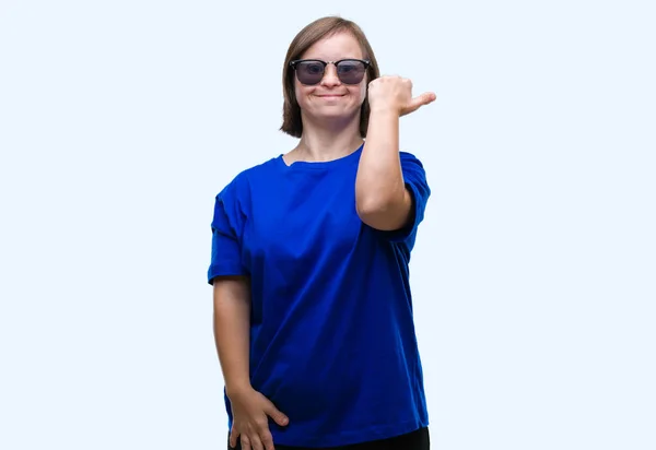 Młoda Kobieta Dorosłych Zespołem Downa Noszenie Okularów Przeciwsłonecznych Białym Tle — Zdjęcie stockowe