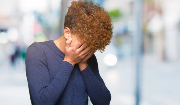 Joven Hombre Guapo Con Pelo Afro Con Expresión Triste Cubriendo —  Fotos de Stock