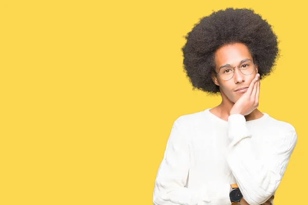 Jovem Afro Americano Com Cabelo Afro Usando Óculos Pensando Cansado — Fotografia de Stock