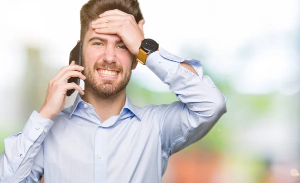 Joven Hombre Guapo Negocio Hablando Teléfono Inteligente Estresado Con Mano —  Fotos de Stock