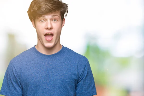 Jovem Homem Bonito Vestindo Camiseta Azul Sobre Fundo Isolado Com — Fotografia de Stock