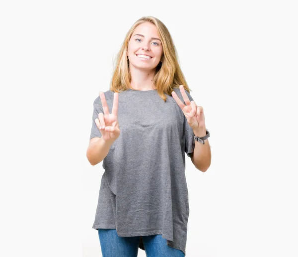 Belle Jeune Femme Portant Shirt Décontracté Surdimensionné Sur Fond Isolé — Photo